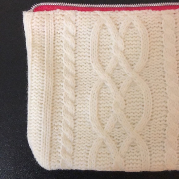 Free L’Occitane Cosmetic Pouch with $25 Cosmetic Purchase - Picture 5 of 5